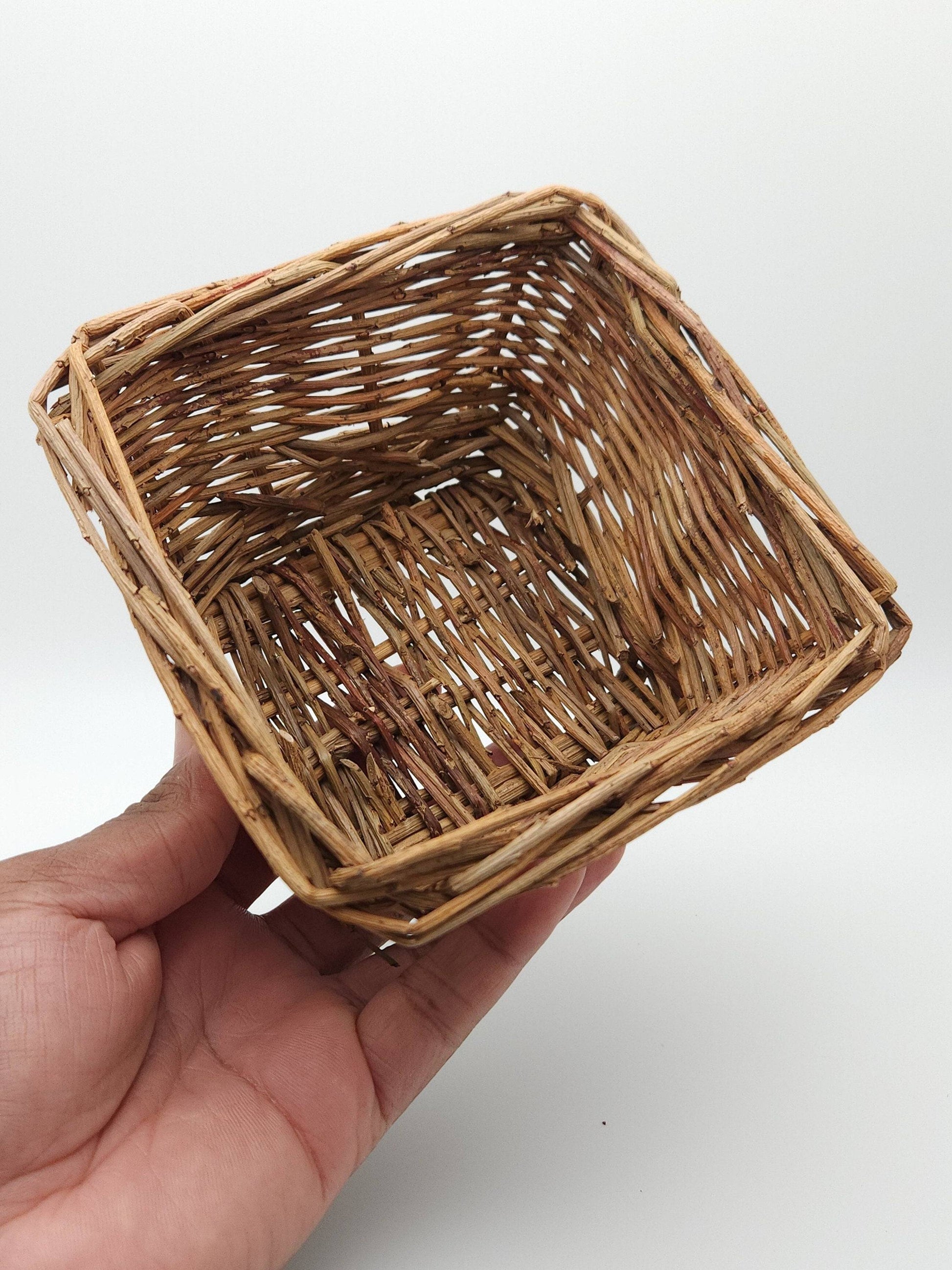 Large Willow Basket - Natural Hay Feeder & Chew Toy - A Bunny Good Time